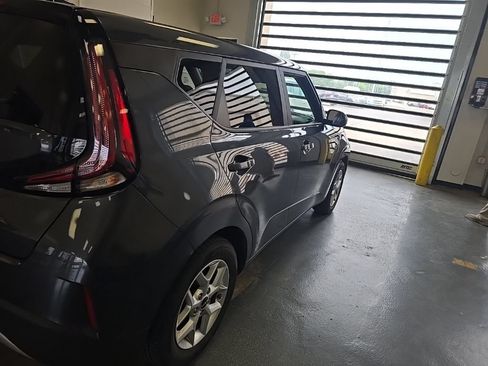 Used 2023 Kia Soul S FWD image 3