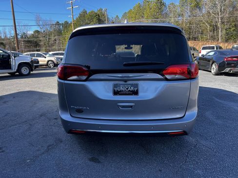 Used 2020 Chrysler Pacifica Limited image 4