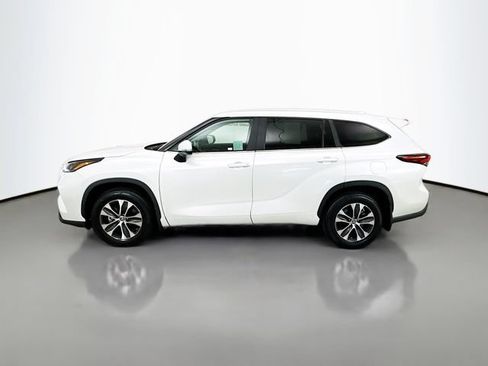 Used 2024 Toyota Highlander XLE AWD/4WD image 4