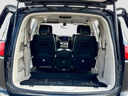 Used 2017 Chrysler Pacifica Touring-L FWD image 7