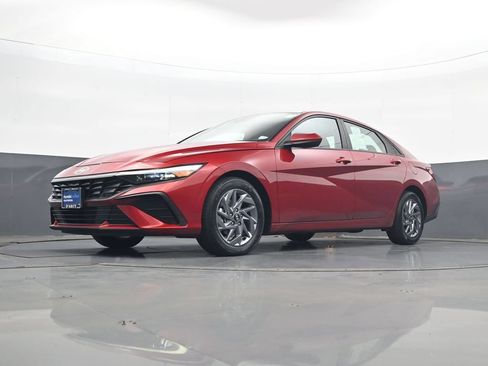 Certified 2024 Hyundai Elantra SEL FWD image 28