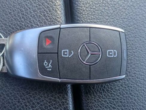 Used 2025 Mercedes-Benz GLB 250 image 34