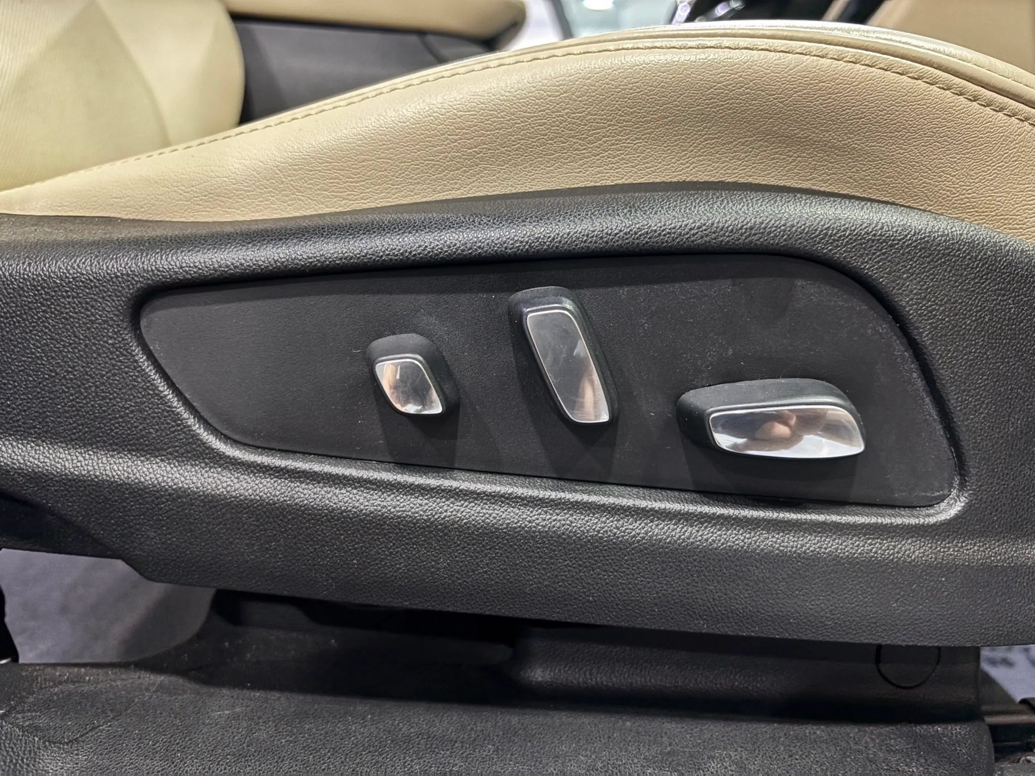 Used 2018 Cadillac XT5 Premium Luxury FWD image 22