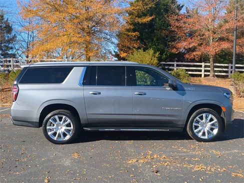 Used 2022 Chevrolet Suburban High Country image 3