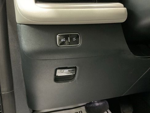 Used 2025 Lincoln Navigator Reserve image 8