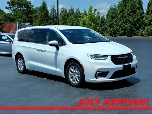 Used 2023 Chrysler Pacifica Touring-L FWD image 1