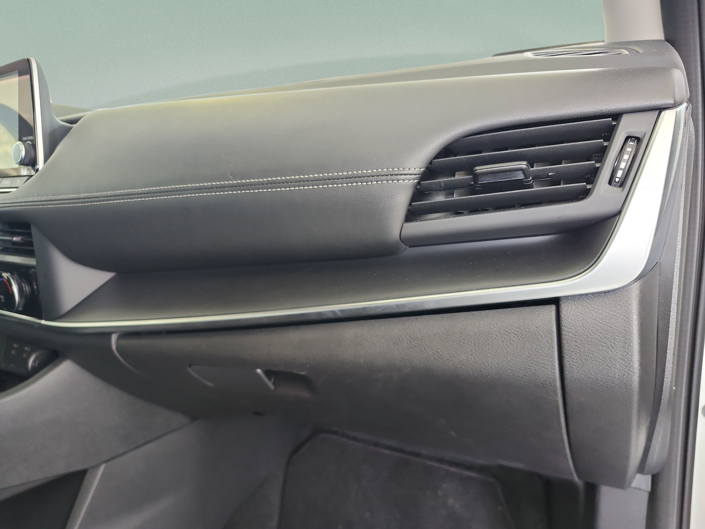 Used 2024 Nissan Rogue S FWD image 16