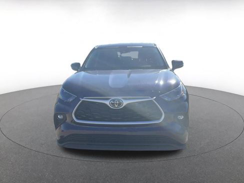 Used 2025 Toyota Highlander LE image 4