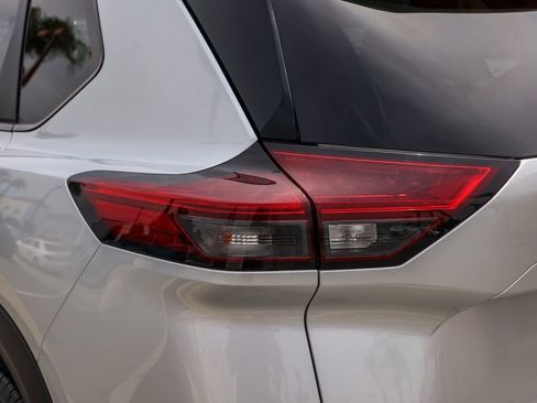 Used 2022 Nissan Rogue SV FWD image 7