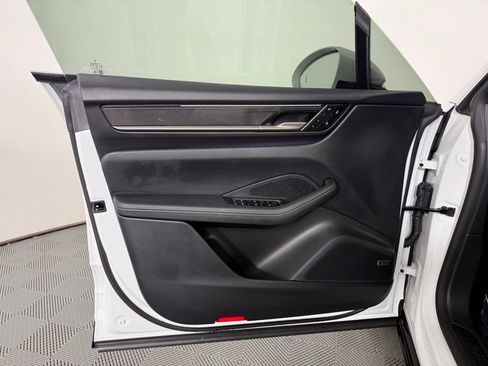Certified 2025 Porsche Macan Turbo Electric AWD/4WD image 18
