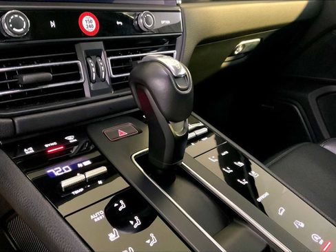 Certified 2024 Porsche Macan image 17