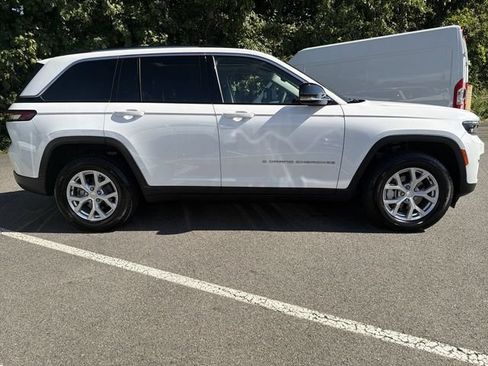 Used 2023 Jeep Grand Cherokee Limited AWD/4WD image 9