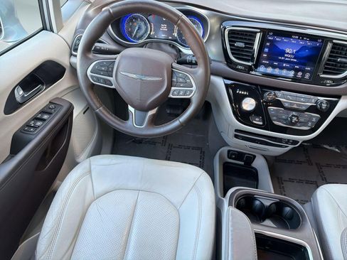 Used 2017 Chrysler Pacifica Touring-L Plus w/ Advanced Safetytec Group FWD image 24