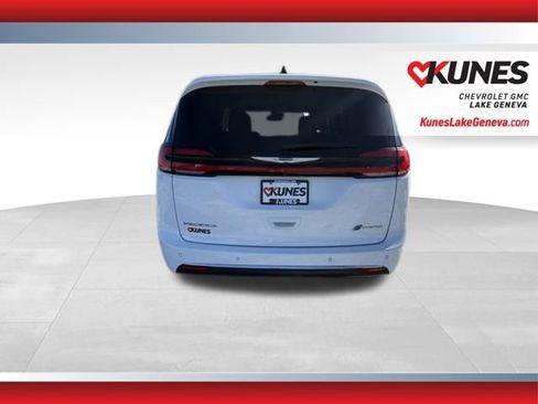 Used 2024 Chrysler Pacifica Select image 5