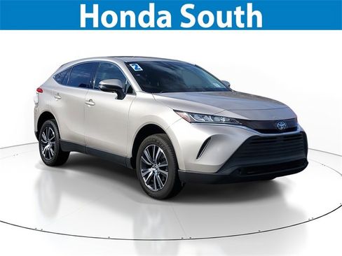 Used 2022 Toyota Venza LE image 1