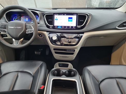 Used 2023 Chrysler Pacifica Touring-L FWD image 9