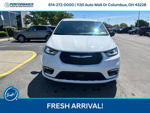 Used 2025 Chrysler Pacifica Select FWD image 5