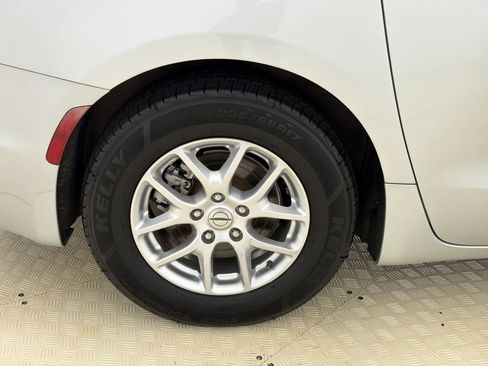 Used 2023 Chrysler Pacifica Touring-L FWD image 12