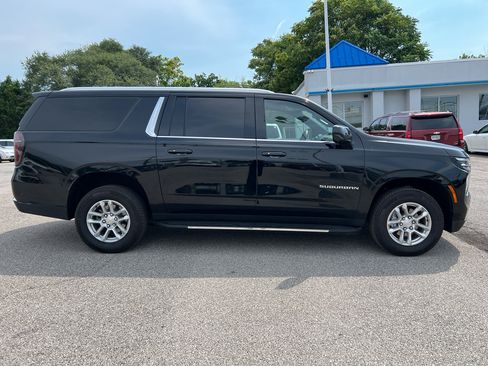 Used 2025 Chevrolet Suburban LT w/ Sun And Tow Package AWD/4WD image 4