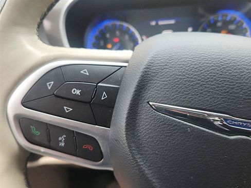 Used 2017 Chrysler Pacifica Limited w/ UConnect Theater Package FWD image 14