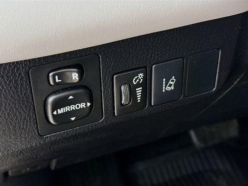 Used 2017 Toyota RAV4 Limited image 9