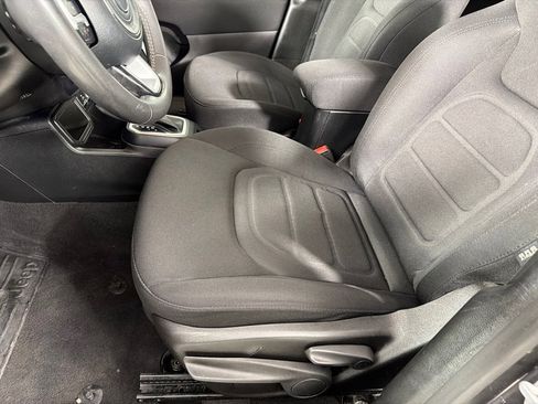 Used 2019 Jeep Renegade Latitude image 11