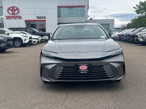 Used 2025 Toyota Camry XLE AWD/4WD image 2