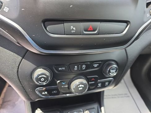 Used 2019 Jeep Cherokee Latitude Plus FWD image 26
