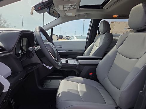 New 2026 Toyota Sienna XLE image 10