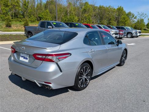 Used 2018 Toyota Camry SE image 5