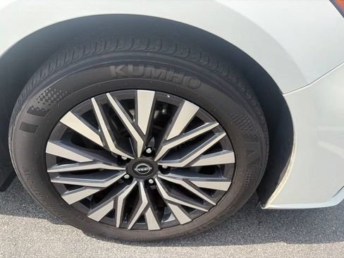 Used 2024 Nissan Altima 2.5 SV w/ SV Premium Package FWD image 4