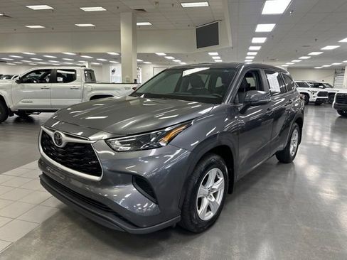 Used 2023 Toyota Highlander L FWD image 3