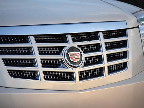 Used 2007 Cadillac Escalade EXT w/ Climate Package image 4