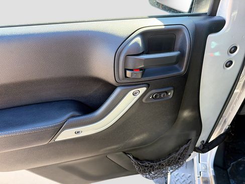 Used 2011 Jeep Wrangler 70th Anniversary w/ Connectivity Group image 8