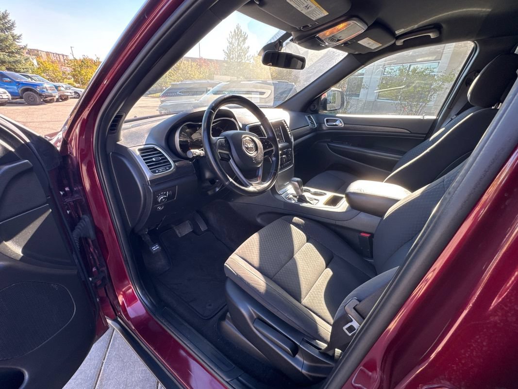 Used 2018 Jeep Grand Cherokee Laredo AWD/4WD image 28