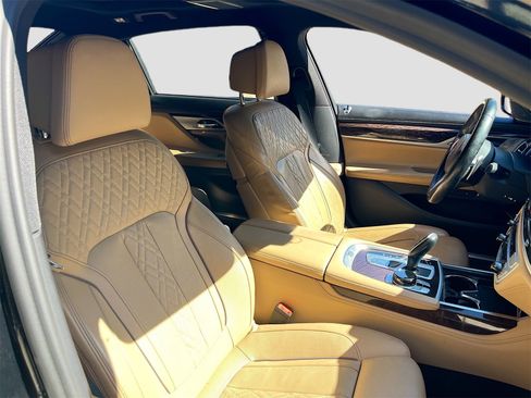 Used 2022 BMW 750i xDrive w/ Executive Package image 30