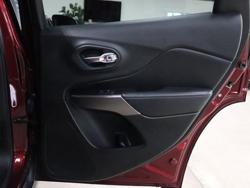 Used 2019 Jeep Cherokee Limited image 18