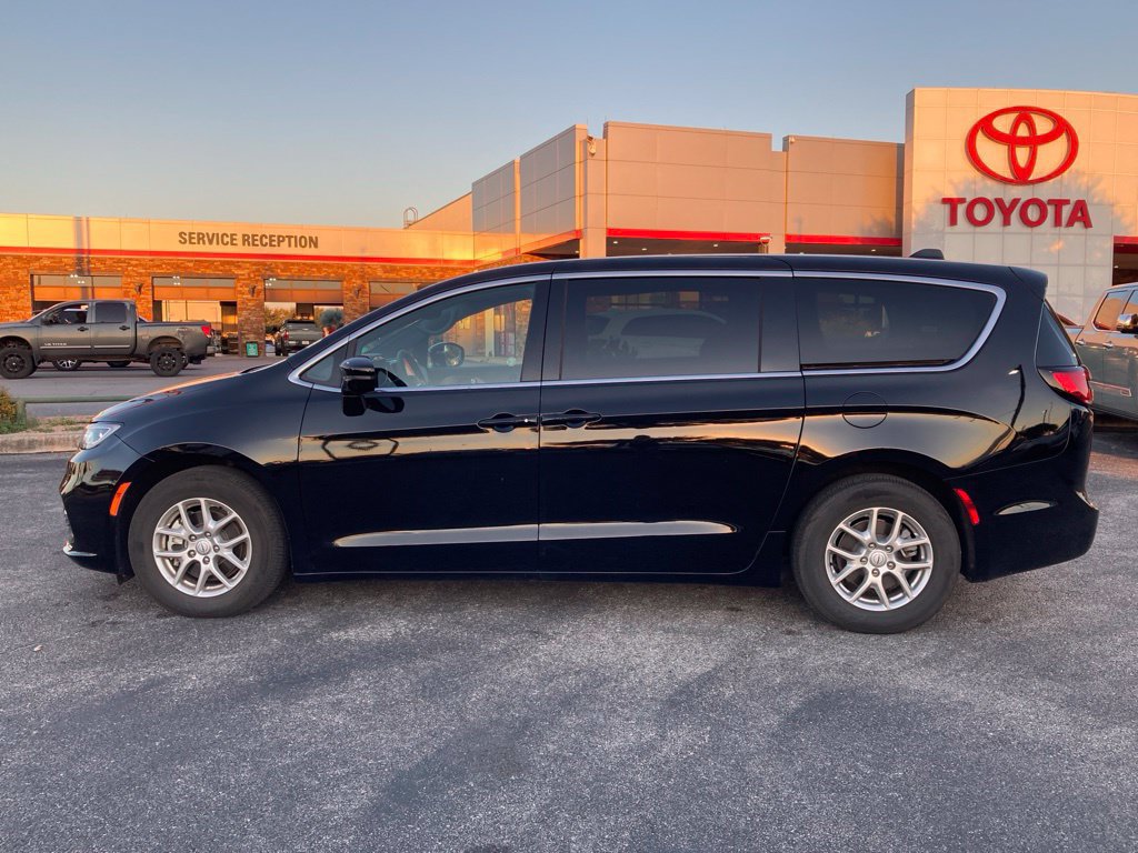 Used 2026 Chrysler Pacifica Select FWD image 8