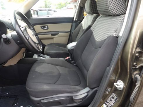 Used 2013 Kia Soul ! FWD image 9