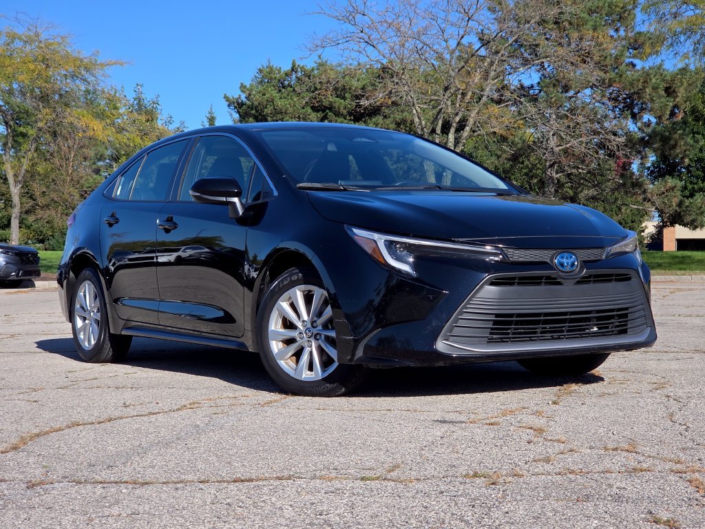 Used 2023 Toyota Corolla XLE FWD image 2