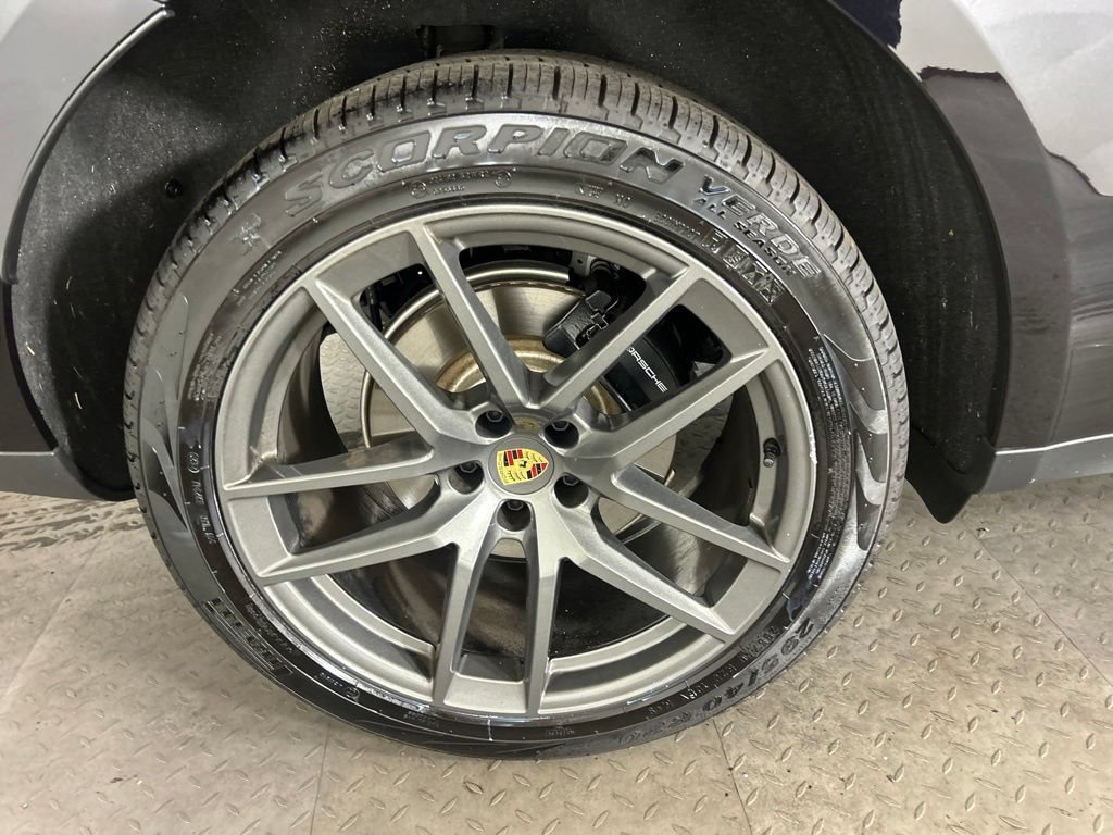 Certified 2026 Porsche Macan Turbo AWD/4WD image 10
