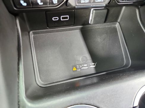 Used 2023 Chevrolet Suburban Premier image 31