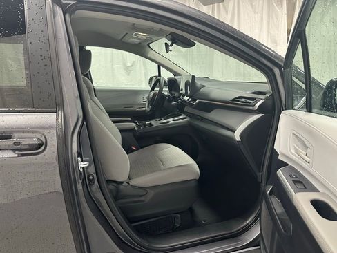 Used 2025 Toyota Sienna LE image 62