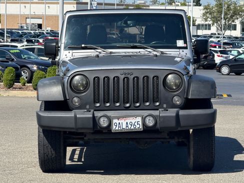 Used 2015 Jeep Wrangler Unlimited Rubicon w/ Connectivity Group AWD/4WD image 10