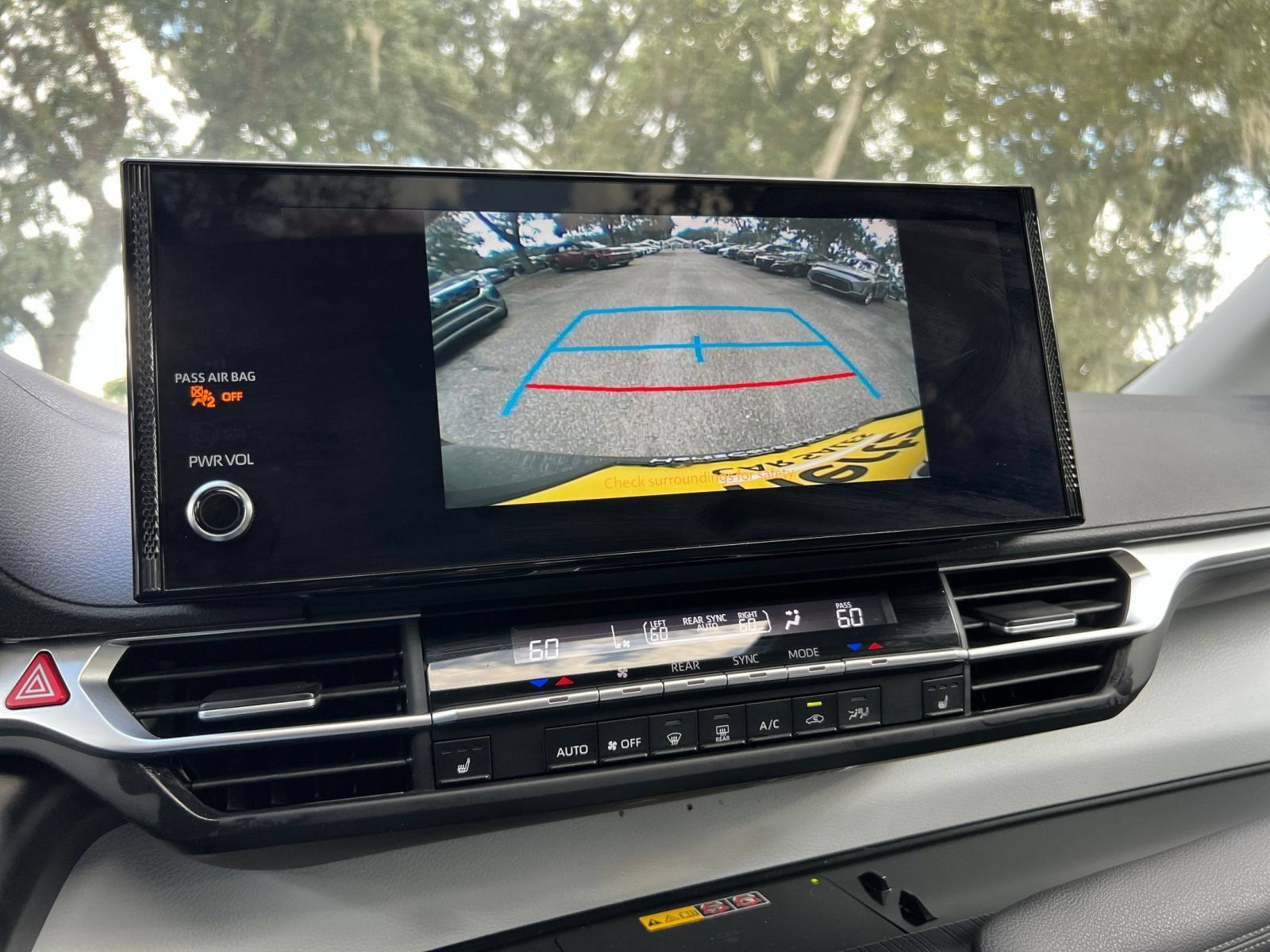 Used 2025 Toyota Sienna XLE FWD image 27