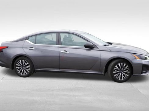 Used 2024 Nissan Altima 2.5 SV FWD image 3