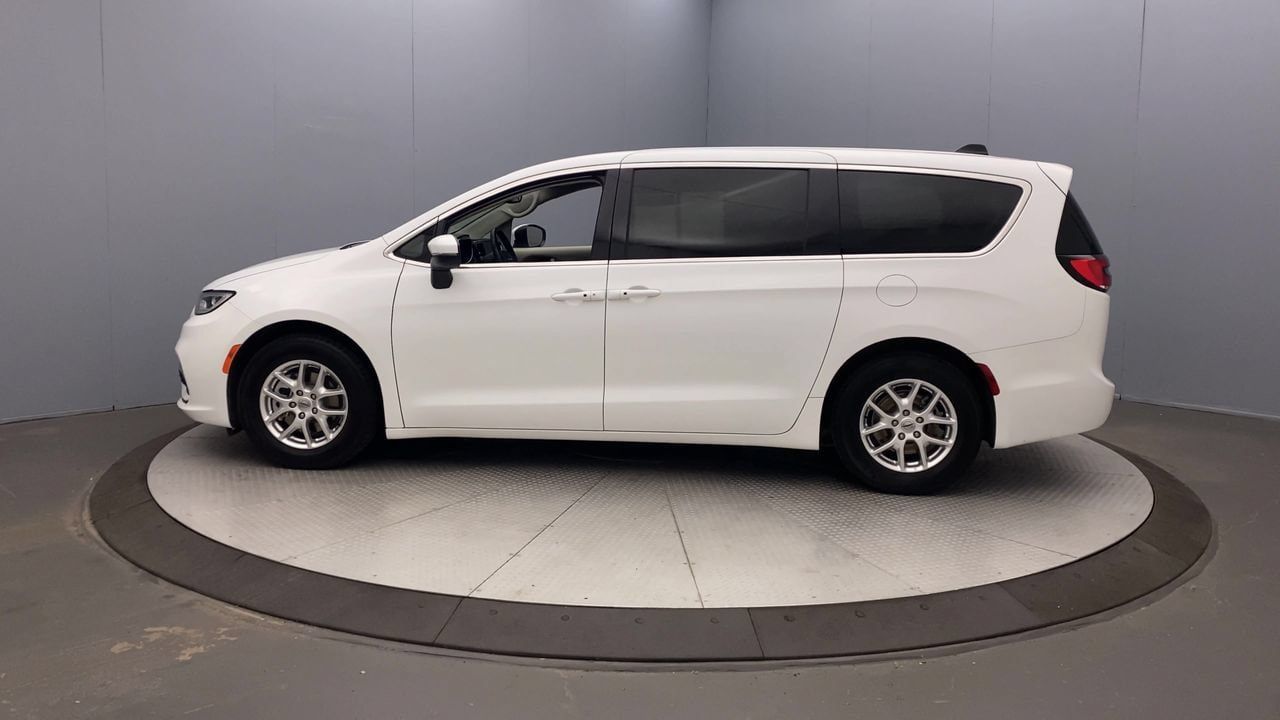 Used 2023 Chrysler Pacifica Touring-L FWD image 2