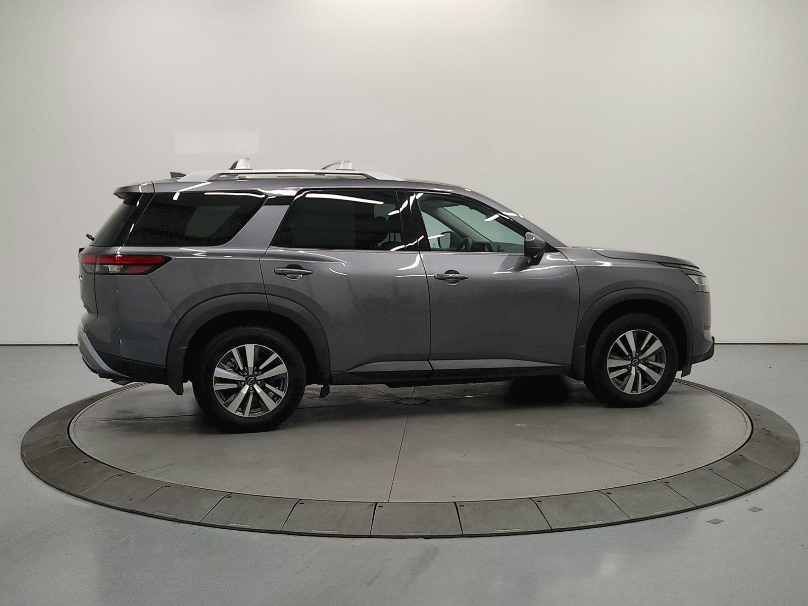 Used 2024 Nissan Pathfinder SL FWD image 9