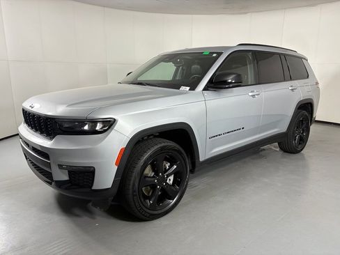 Used 2023 Jeep Grand Cherokee L Limited w/ Black Appearance Package AWD/4WD image 4