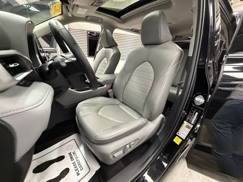 Used 2022 Toyota Highlander XLE image 10